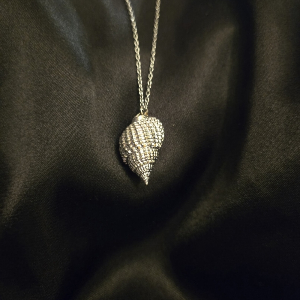 Elegant Silver Shell Pendant Necklace